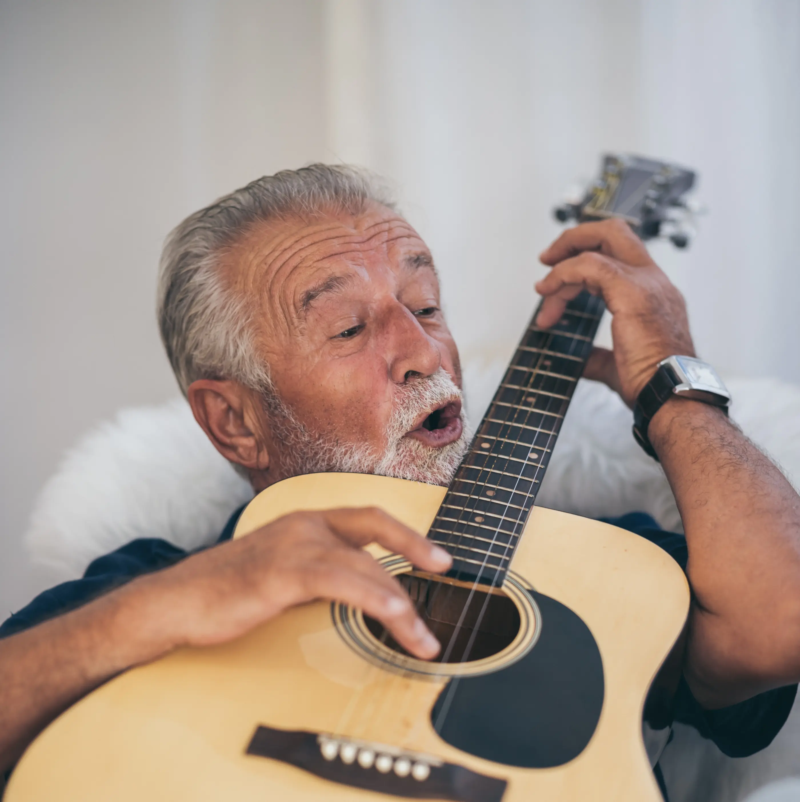 Mann spielt Gitarre.